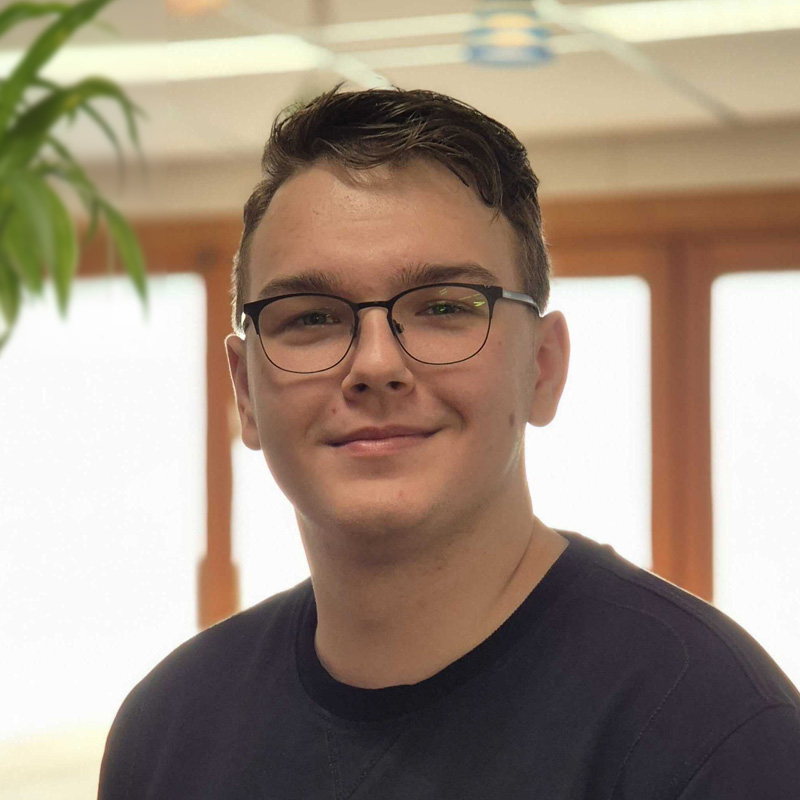 Portrait photo of Mike de Groot wearing glasses and a dark shirt